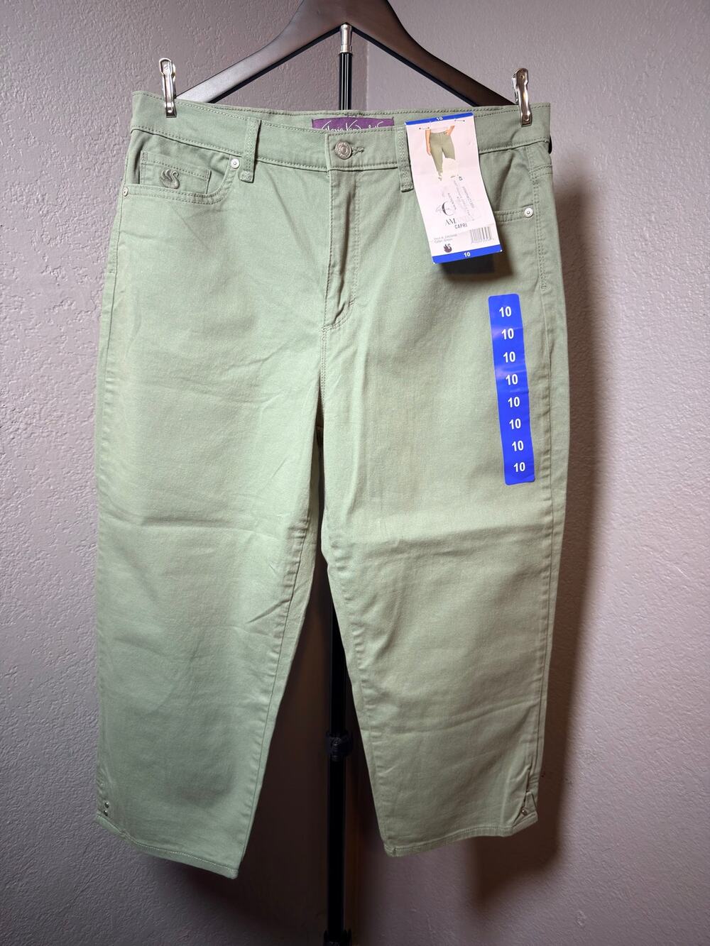 Gloria Vanderbilt Cloud Twill Capri Pants Sage Green Size 10 NWT Stretch Cotton
